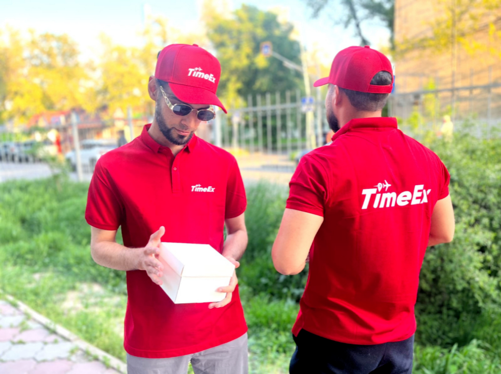 Курьеры TimeEx в фирменных красных поло